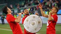 Robert Lewandowski, Arturo Vidal, Rafinha terlihat larut dalam kegembiraan (Foto: REUTERS/Kai Pfaffenbach)