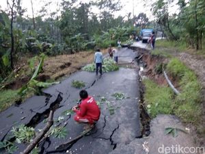 Jalan Ambles, Akses Utama Antar Kecamatan di Trenggalek Terputus