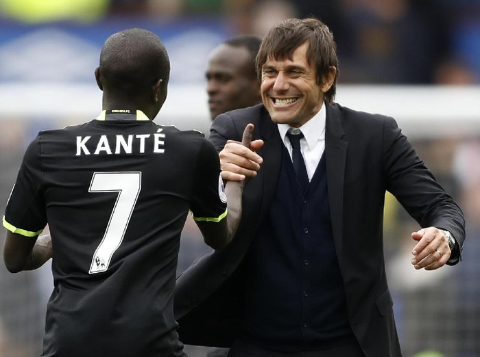 Britain Football Soccer - Everton v Chelsea - Premier League - Goodison Park - 30/4/17 Chelsea manager Antonio Conte celebrates after the match with N'Golo Kante Action Images via Reuters / Carl Recine Livepic EDITORIAL USE ONLY. No use with unauthorized audio, video, data, fixture lists, club/league logos or 
