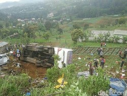 4 Kendaraan Kecelakaan di Puncak, Bus Terperosok ke Perkebunan