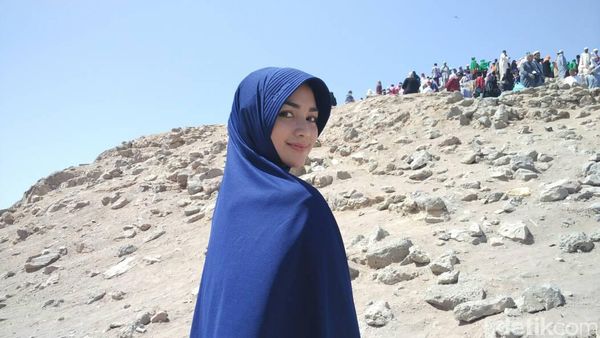 Melihat Lagi Penampilan Citra Kirana Berhijab saat Umrah