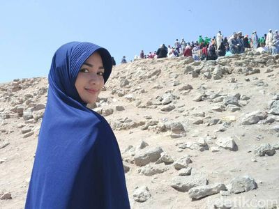 Melihat Lagi Penampilan Citra Kirana Berhijab saat Umrah