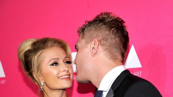 Ciuman Mesra Paris Hilton dan Pacar Barunya