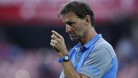 Tony Adam menjadi bek terbaik Arsenal dan Timnas Inggris di masannya. Wycombe Wanderers menjadi klub pertama yang dilatih di mana dia bertahan setahun (2003/2004) di sana dengan persentase kemenangan 22,5%. Pada 2008 Adams secara megejutkan ditunjuk sebagai manajer interim Portsmouth dan bertahan di sana tak sampai empat bulan (P22 W4 D7 L11). Klub terakhir yang dia latih adalah Granada di Liga Spanyol, dengan rekor 7 kali main dan tujuh kali kalah. (Getty Images/Gonzalo Arroyo Moreno)