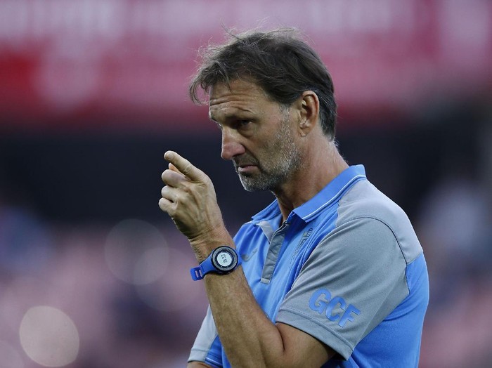 GRANADA, SPAIN - APRIL 16:  Head coach Tony Adams of Granada CF points as his team warm up before the La Liga match between Granada CF and Real Club Celta de Vigo at Estadio Nuevo Los Carmenes on April 16, 2017 in Granada, Spain.  (Photo by Gonzalo Arroyo Moreno/Getty Images)