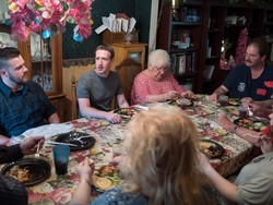 Keluarga Ini Terkejut Zuckerberg Mendadak Nimbrung Makan