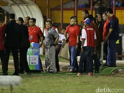 Sebelum Kick-off PSM vs Persija, Wapres JK Salami Pemain Kedua Tim
