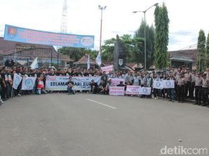 Ratusan Buruh Cilacap Gelar Aksi Damai di Alun-alun
