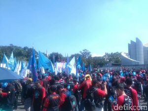 Peringati May Day, Buruh Jabar Berunjuk Rasa di Gedung Sate