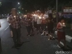 Prihatin Karangan Bunga Dibakar, Warga Nyalakan Lilin di Balai Kota