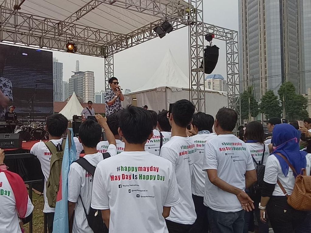 Buruh di GBK: Mengapa Selalu Aku yang Mengalah? Buruh di GBK: Mengapa Selalu Aku yang Mengalah?