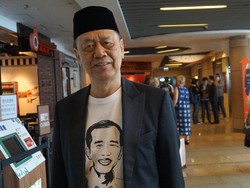 Fans di Hong Kong Ini Pakai Peci Menunggu Jokowi di Madame Tussauds