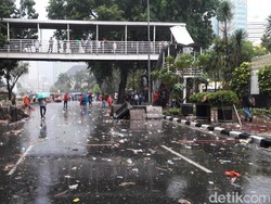 Massa Buruh di Jalan Medan Merdeka Barat Mulai Bubar