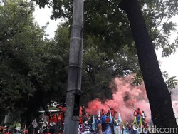 Massa di Medan Merdeka Barat Nyalakan Bom Asap dan Kembang Api