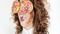 Foto Unik Tentang Passion: Manusia Berkepala Nanas Sampai Si Mata Donat