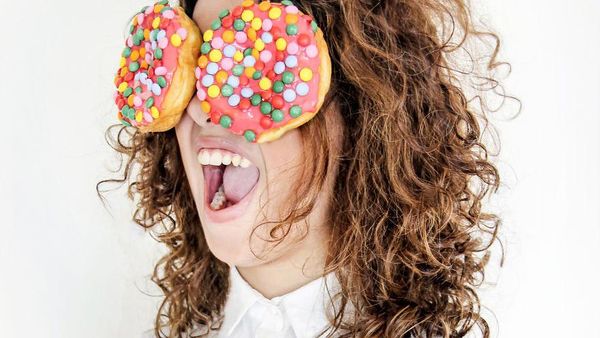 Foto Unik Tentang Passion: Manusia Berkepala Nanas Sampai Si Mata Donat