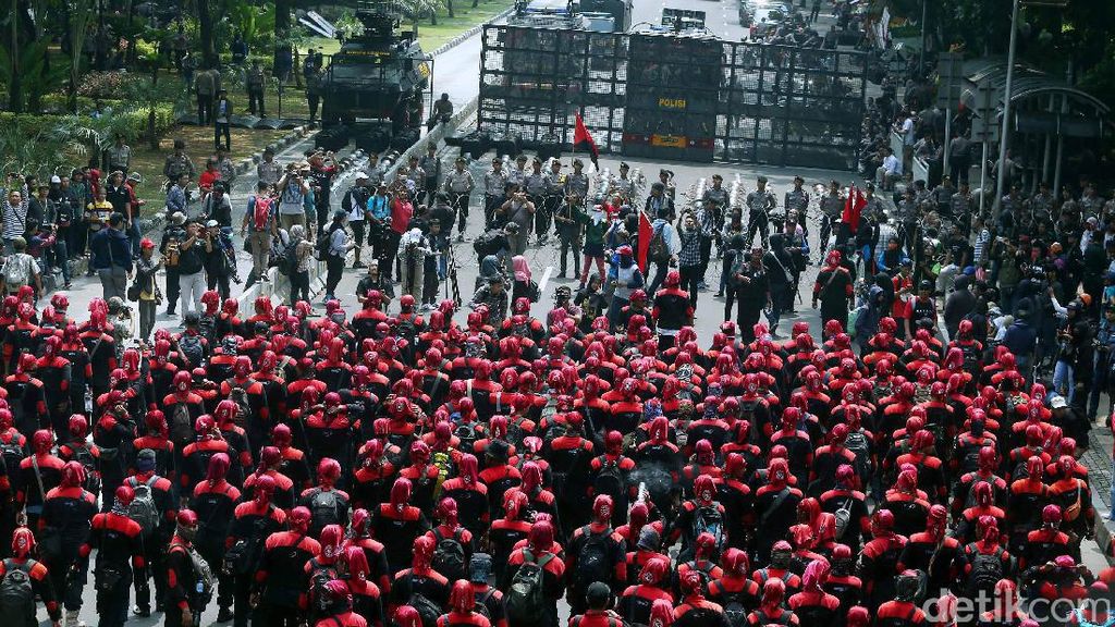 Barikade Polisi dan Kawat Berduri Hadang Massa Aksi May Day