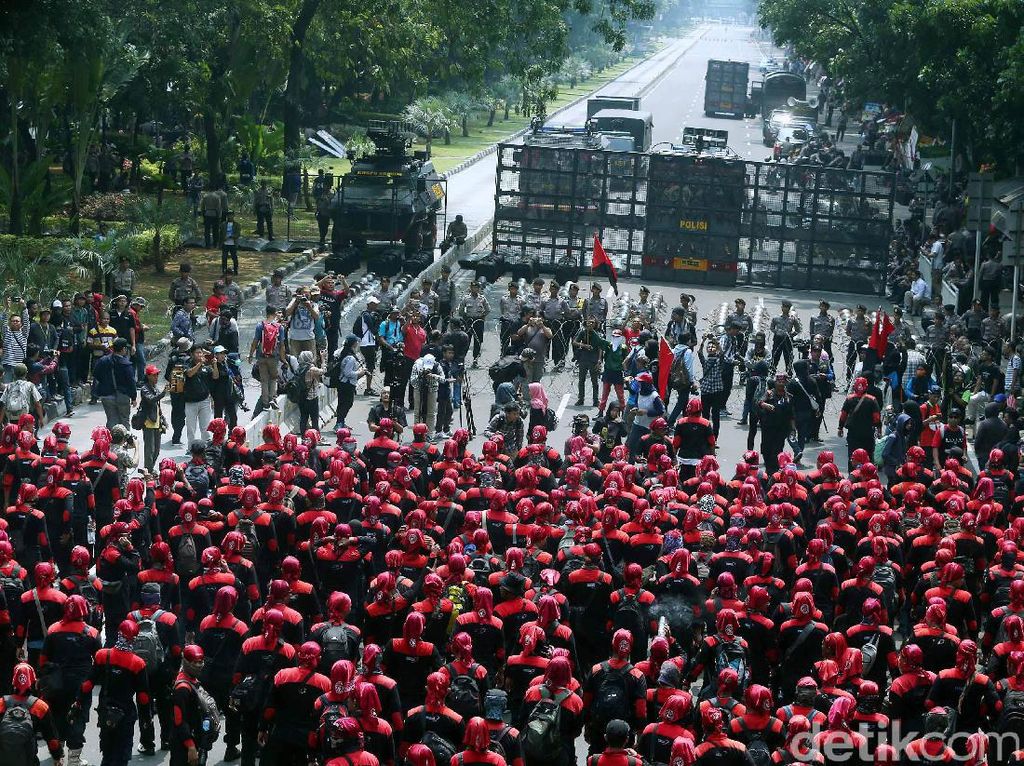 Barikade Polisi dan Kawat Berduri Hadang Massa Aksi May Day Barikade Polisi dan Kawat Berduri Hadang Massa Aksi May Day