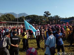 Buruh di Garut Peringati May Day dengan Jalan Santai Massal