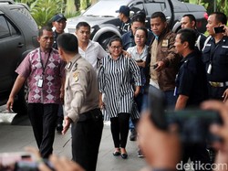 Arti Senyum Miryam Haryani Saat Digelandang ke KPK