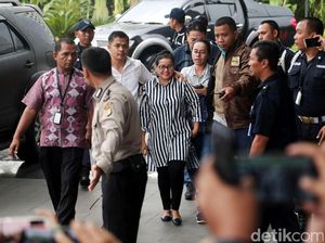 Arti Senyum Miryam Haryani Saat Digelandang ke KPK Arti Senyum Miryam Haryani Saat Digelandang ke KPK