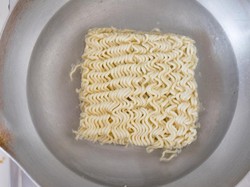 Ada-ada Saja! Grup Turis China Ini Kedapatan Masak Mie Instan di Bandara