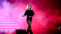 Shania Twain Tetap Seksi dan Enerjik di Usia 51 Tahun