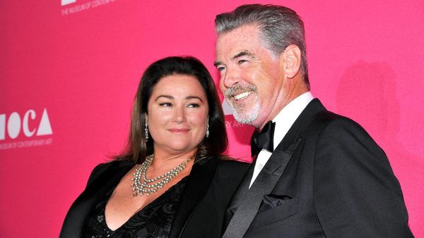 Tatapan Cinta Istri untuk Pierce Brosnan