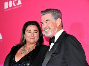Tatapan Cinta Istri untuk Pierce Brosnan