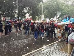 Hujan Mengguyur, Massa Aksi Buruh Nyanyi Maju Tak Gentar