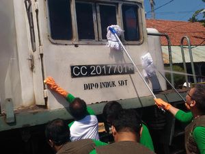 May Day, Pegawai PT KAI Surabaya Cuci Lokomotif