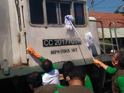 May Day, Pegawai PT KAI Surabaya Cuci Lokomotif