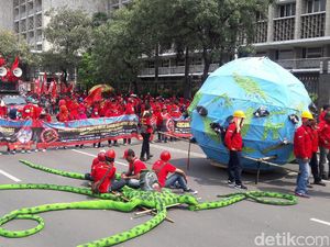 Miniatur Bumi dan Gurita yang Ramaikan Aksi May Day Dibakar