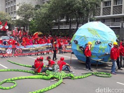 Miniatur Bumi dan Gurita Ramaikan Aksi May Day di Patung Kuda