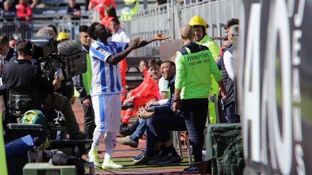 Protes karena Jadi Korban Pelecehan Rasial, Muntari Malah Dapat Kartu Kuning
