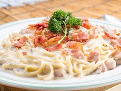 Racik Mie Instan Bumbu Carbonara yang Creamy dengan Langkah Ini