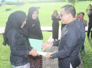 Hari Libur, Bupati Anas Tetap Serahkan SK PNS Bidan se Banyuwangi