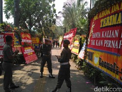 May Day, Wisata Karangan Bunga Ahok di Balai Kota Ditutup