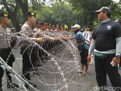 Jalan Medan Merdeka Barat Ditutup, Massa Buruh Tak Bisa ke Istana