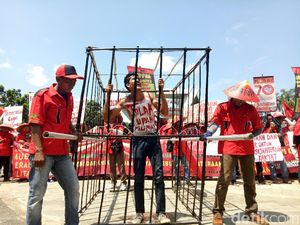 Keranda hingga Tumpeng Warnai Aksi May Day di Sumsel