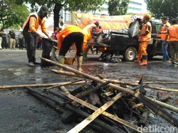 Aksi Hari Buruh, Karangan Bunga Ahok di Balai Kota Dibakar