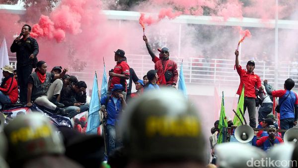 Massa Buruh Nyalakan Bom Asap dan Kembang Api
