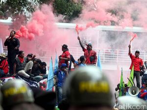 Massa Buruh Nyalakan Bom Asap dan Kembang Api