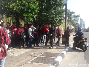 Massa Aksi May Day Mulai Berdatangan ke Bundaran HI