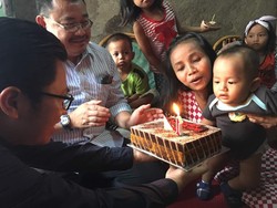 TransJakarta Beri Kado Penumpang yang Melahirkan di Bus Pada 1 Mei