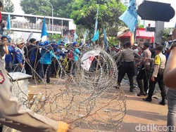 Massa Buruh Dorong dan Lempari Pagar Berduri di Medan Mereka Barat