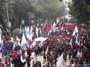 Massa Aksi May Day Minta Jalan Menuju Istana Dibuka
