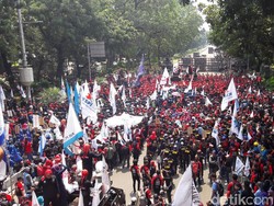 Massa Aksi May Day Minta Jalan Menuju Istana Dibuka