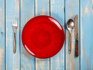 Mau Turun Berat Badan? Coba Pakai Piring Warna Merah