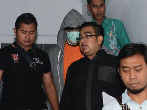 Diperiksa BNN Lagi, Iwa K Acungkan Salam Metal Diperiksa BNN Lagi, Iwa K Acungkan Salam Metal